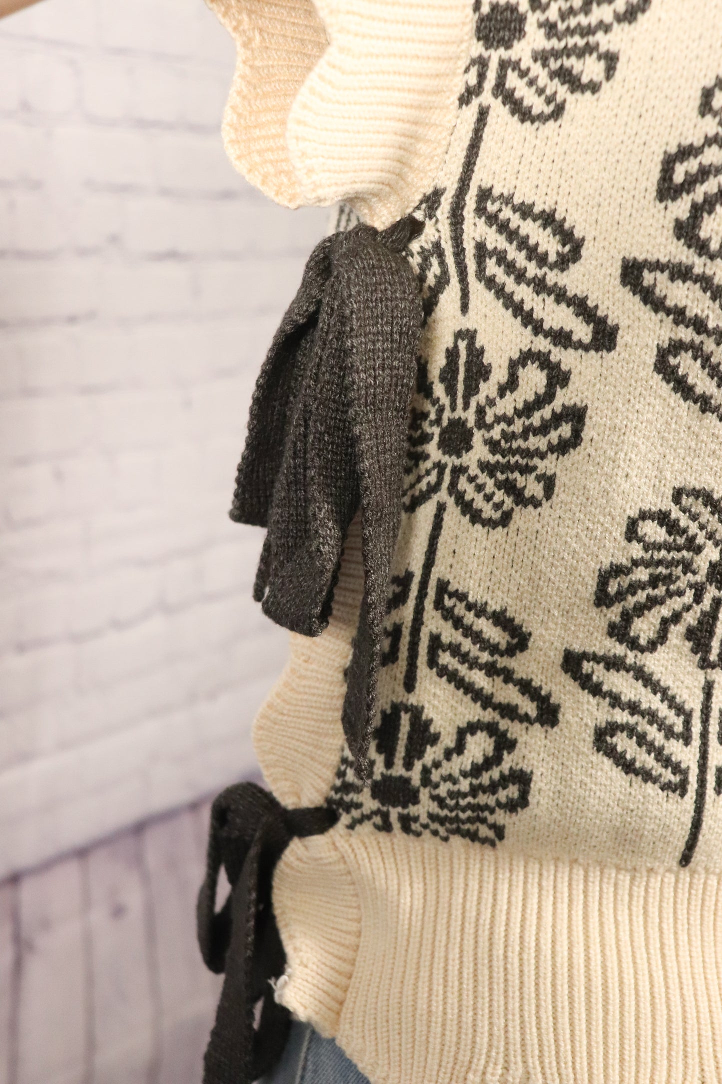 Ribbed Scallop Floral Sweater Vest